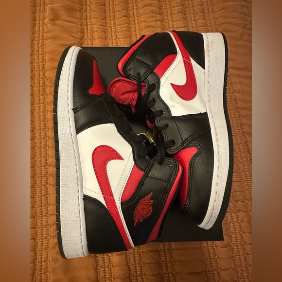 Jordan Air Jordan 1 Mid EUC - Picture 4 of 8